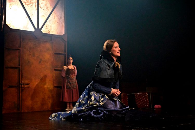 LOS EMPEÑOS DE UNA CASA (2018)  05